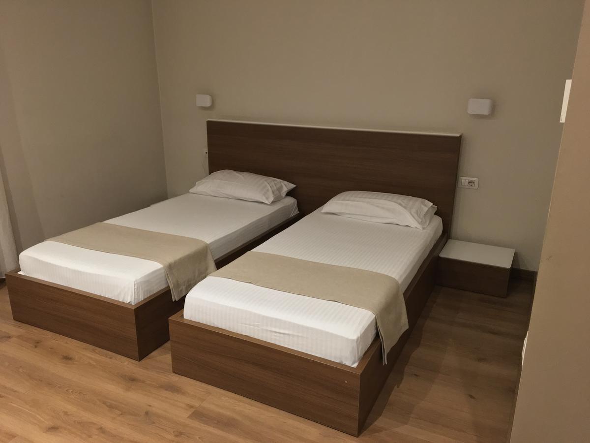 Soleo Hotel Тирана Экстерьер фото
