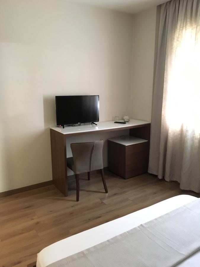 Soleo Hotel Тирана Экстерьер фото