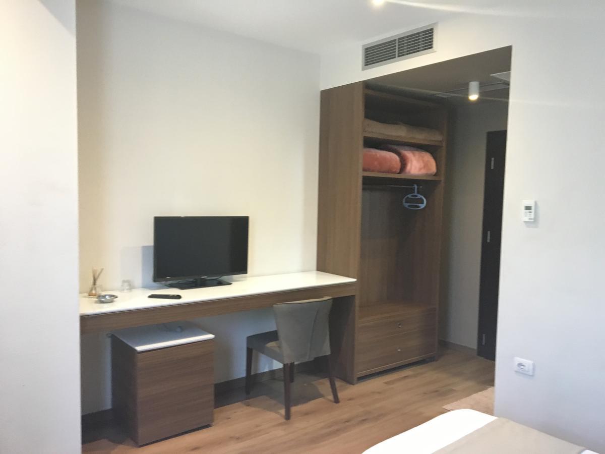 Soleo Hotel Тирана Экстерьер фото